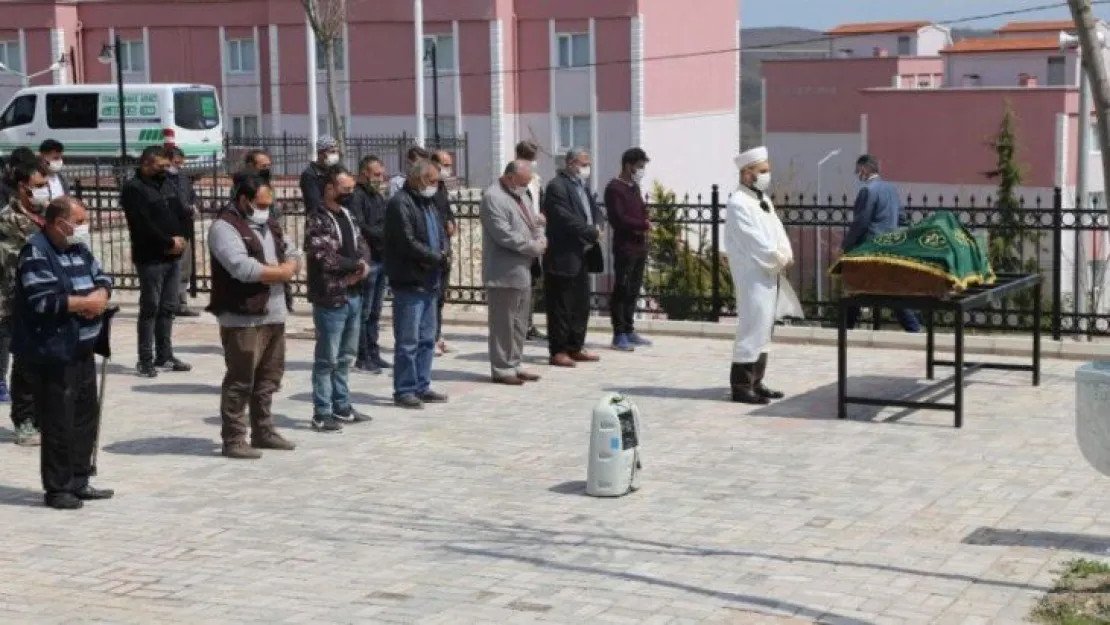 Cesedi zincire bağlanmış şekilde bulunmuştu son yolculuğuna uğurlandı