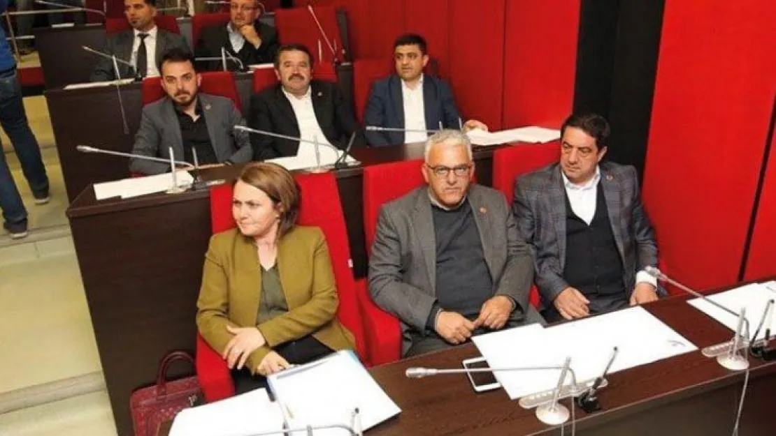 CHP'li meclis üyelerini Yılmaz böldü