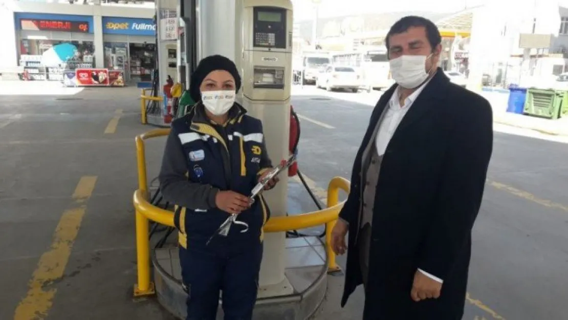 Çiçek dağıtırken yöneticisiyle karşılaştı