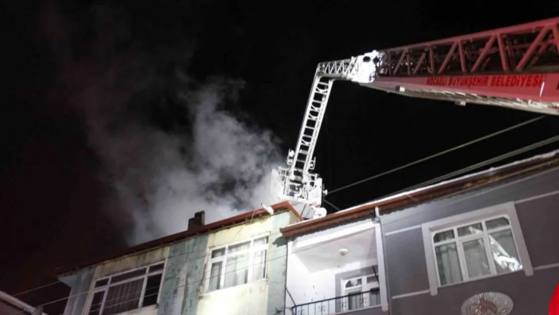 Çıkan yangını daire camlarına kar topu atarak haber verdi
