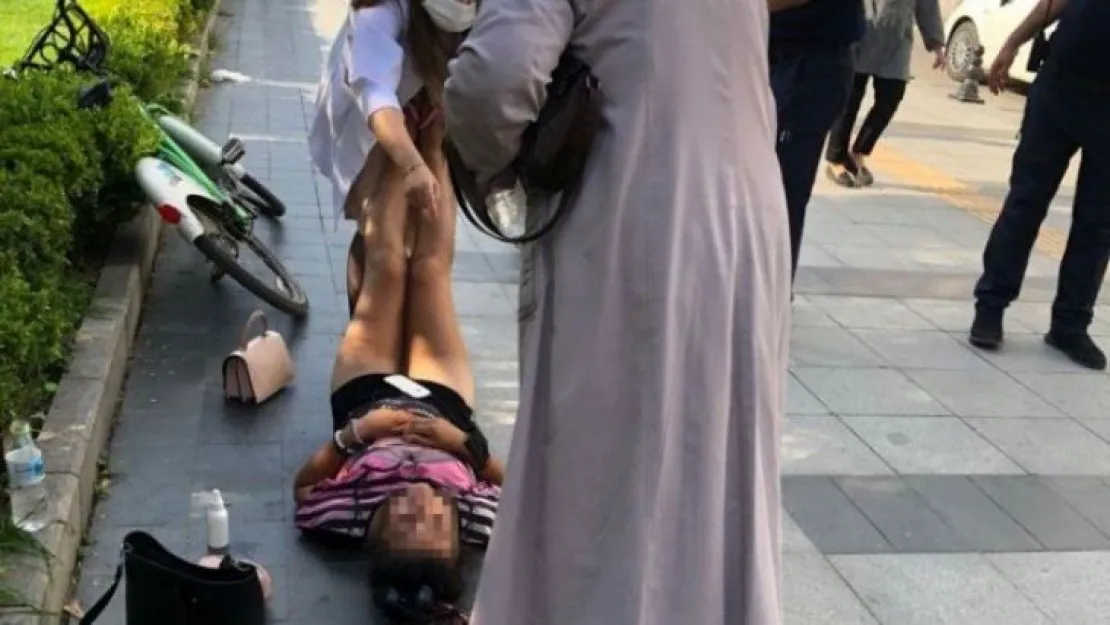 Çocuğa çarpan genç kız şok geçirerek yere yığıldı