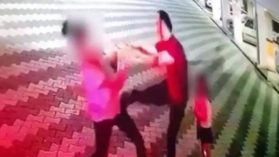 Çocuğunun yanında eski eşini tekme tokat dövdü!