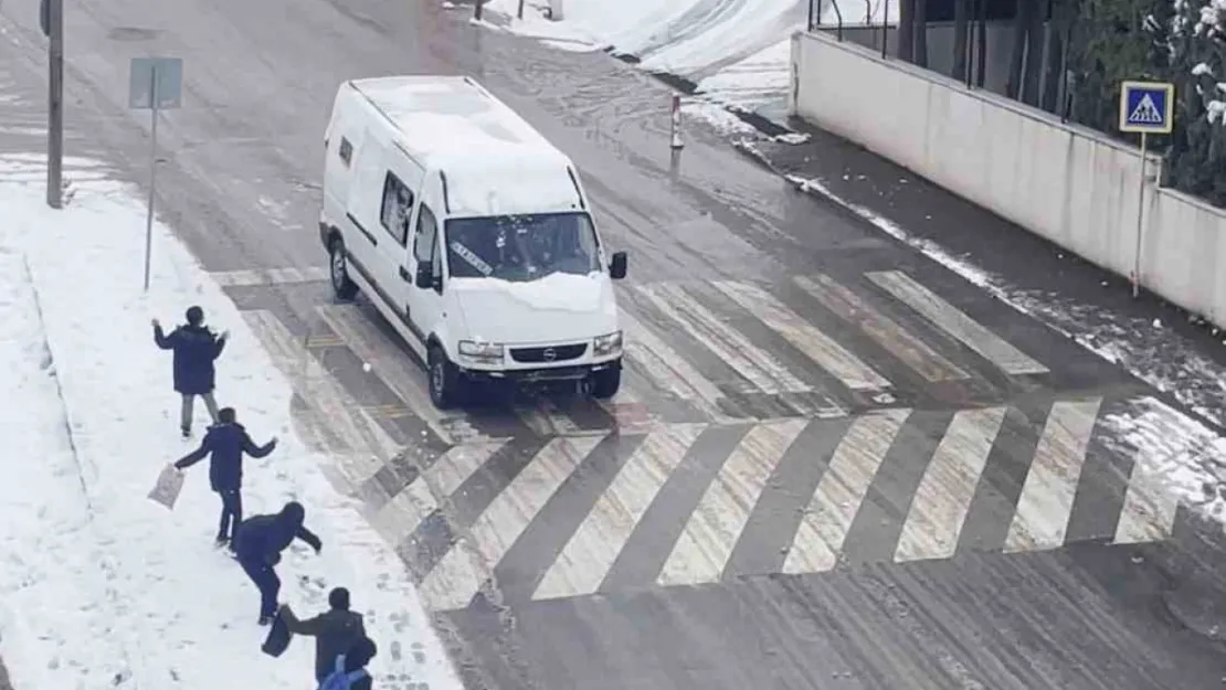 Çocuklar araçlara kar topu attı, yetişkinler karşılık verdi