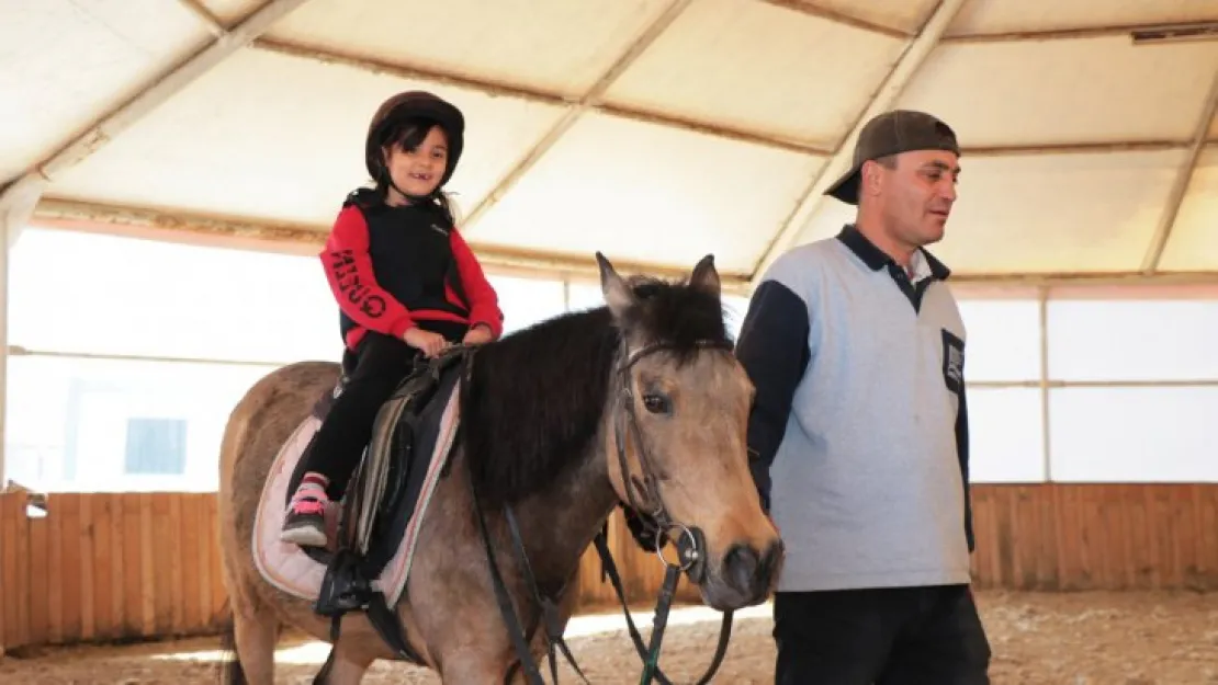 Çocuklar at binmeyi çok sevdi