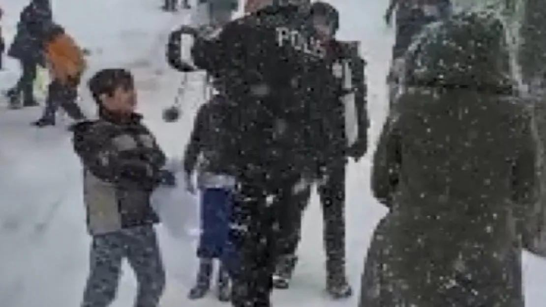 Çocuklar ile polis ekiplerinin sokakta poşetle kayak keyfi