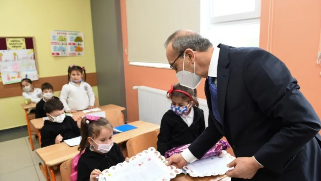 Çocuklar karnelerini Vali Yavuz'un elinden aldı