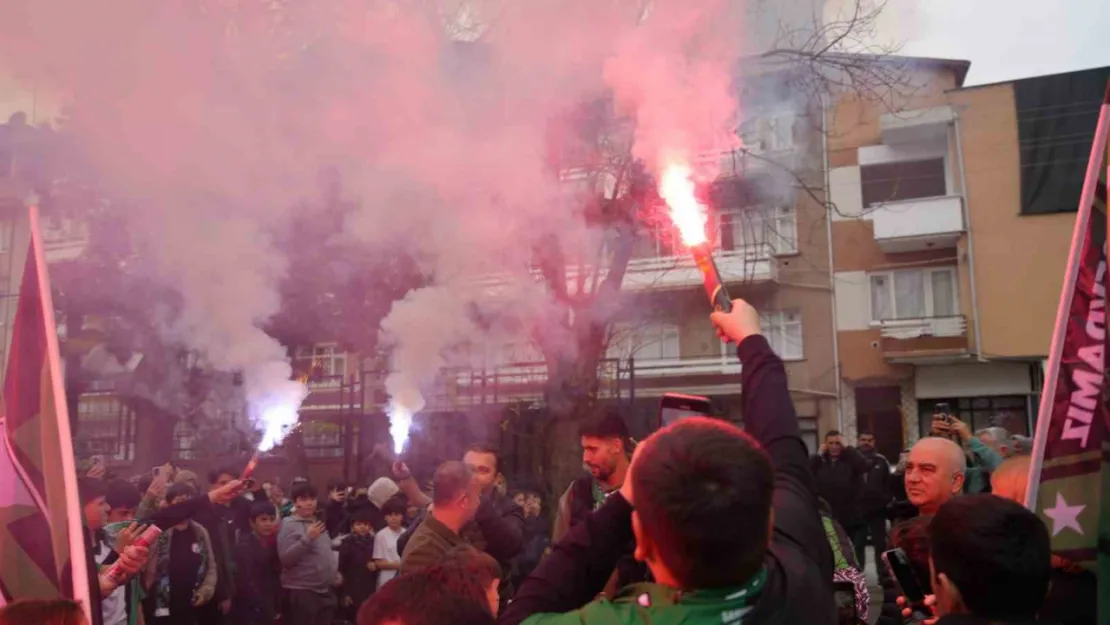 Çocuklar, Kocaelispor'un oyuncularını meşalelerle karşıladı