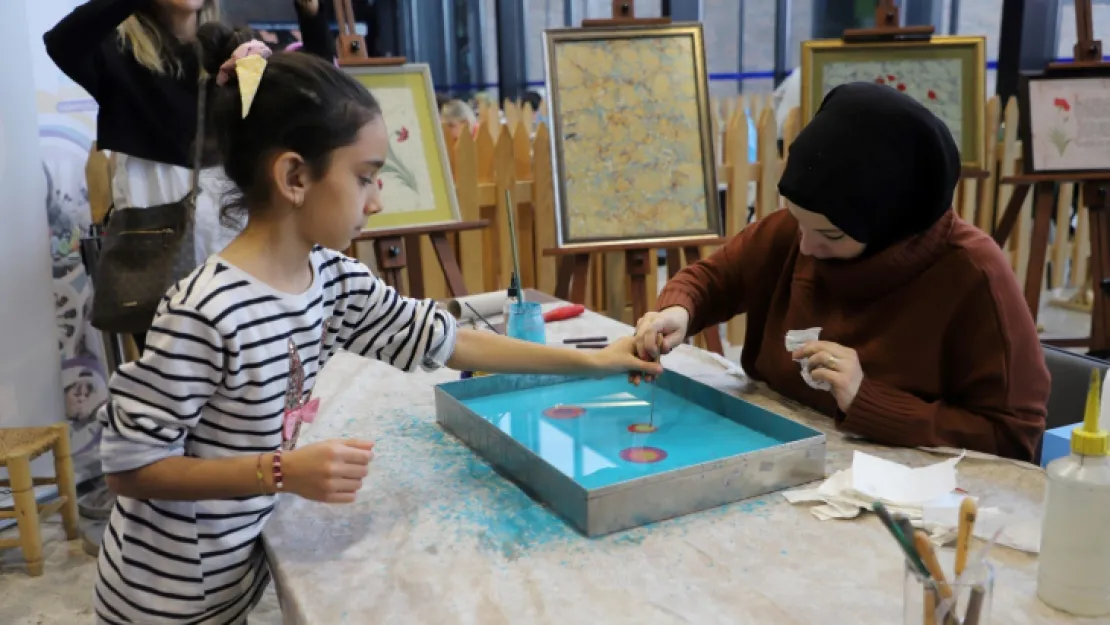 Çocuklar sanat ve eğlence atölyelerinde