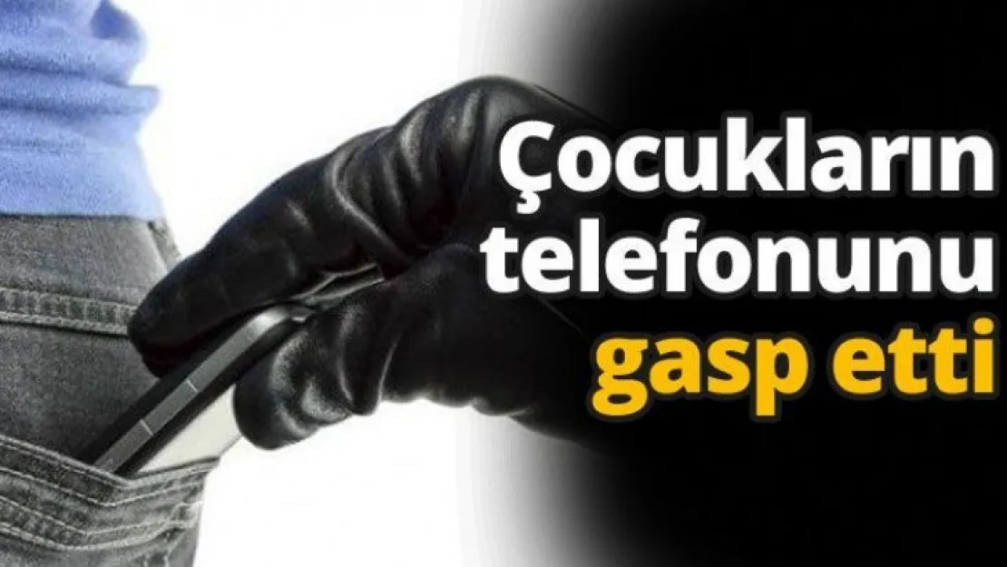 Çocukların telefonunu gasp etti