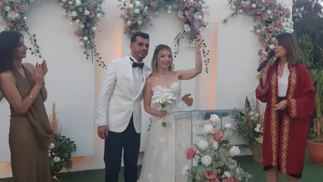 Çocukluk aşkıyla hayatını birleştirdi