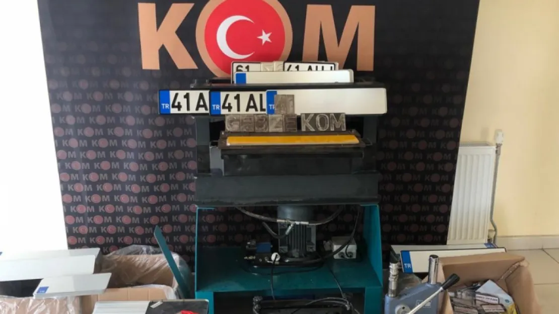 Çok sayıda boş plakayı kozmetik firmasında saklamışlar