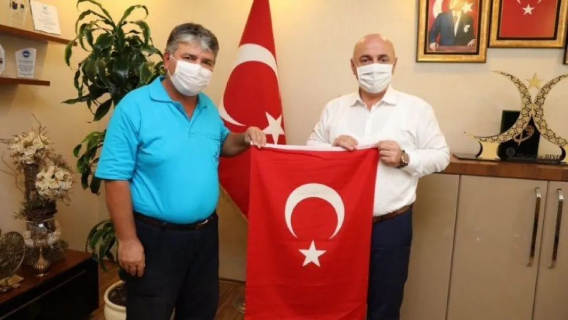 Çöpteki bayrağı çıkarıp duvara asan temizlik işçisi ödüllendirildi