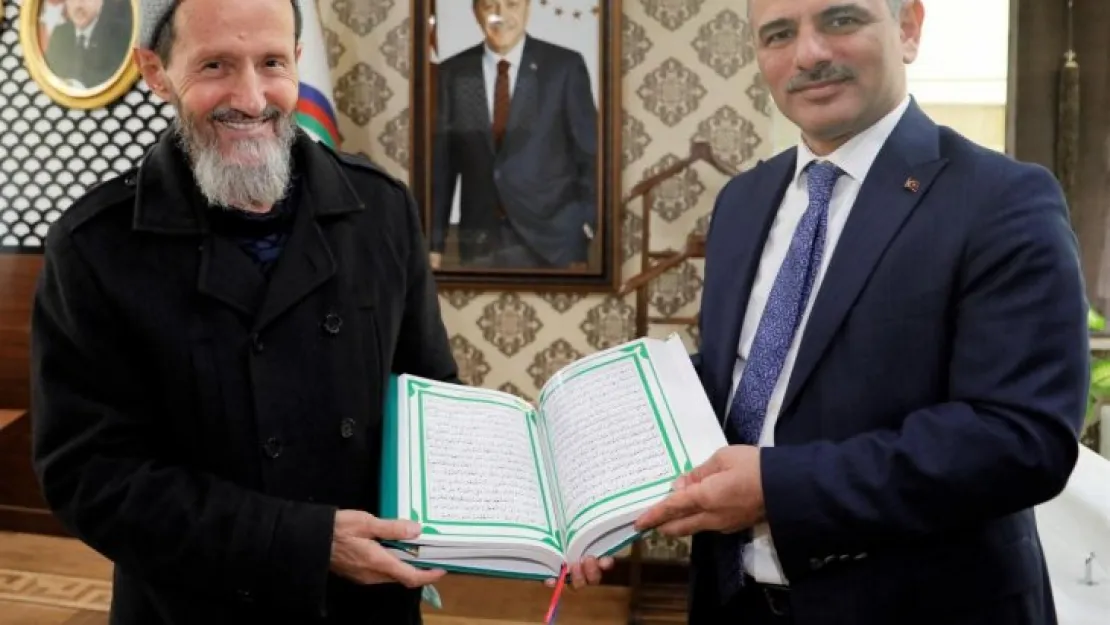 Cumhurbaşkanı Erdoğan için el yazması Kur'an-ı Kerim yazdı