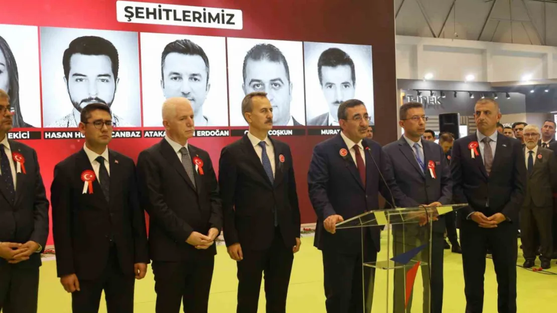 Cumhurbaşkanı Yardımcısı Cevdet Yılmaz TUSAŞ standını ziyaret etti