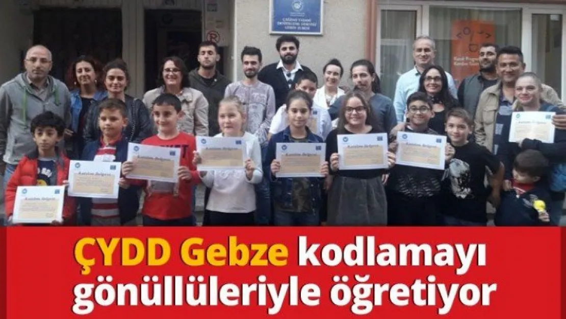 ÇYDD Gebze kodlamayı gönüllüleriyle öğretiyor