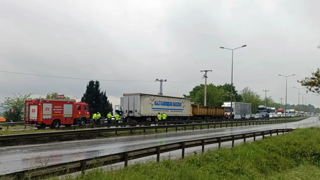 D-100'de 2 tır ve 2 otomobilin karıştığı zincirleme kaza