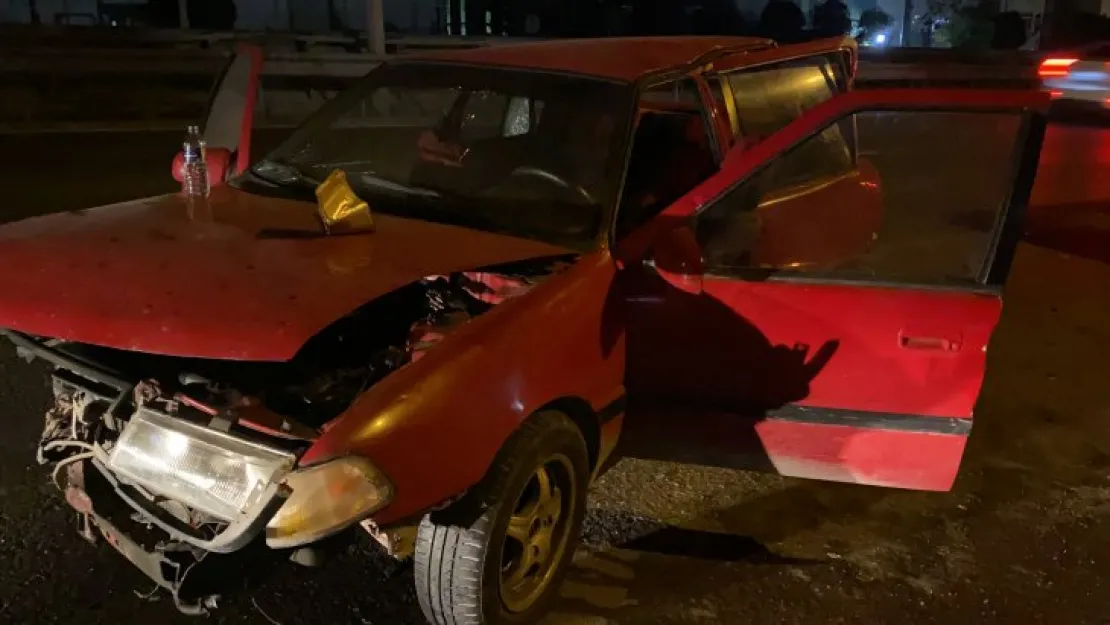 D-100'de bariyere çarpan otomobildeki 5 kişi yaralandı