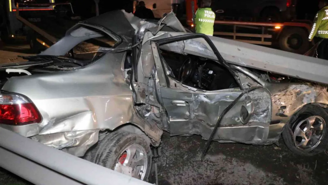 Sakarya'da bariyerlere giren otomobil kağıt gibi ezildi