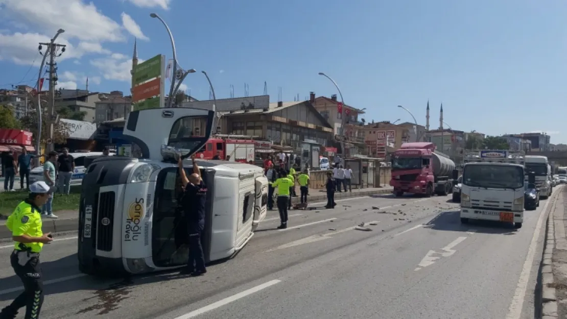 Tankerin çarptığı servis minibüsü devrildi