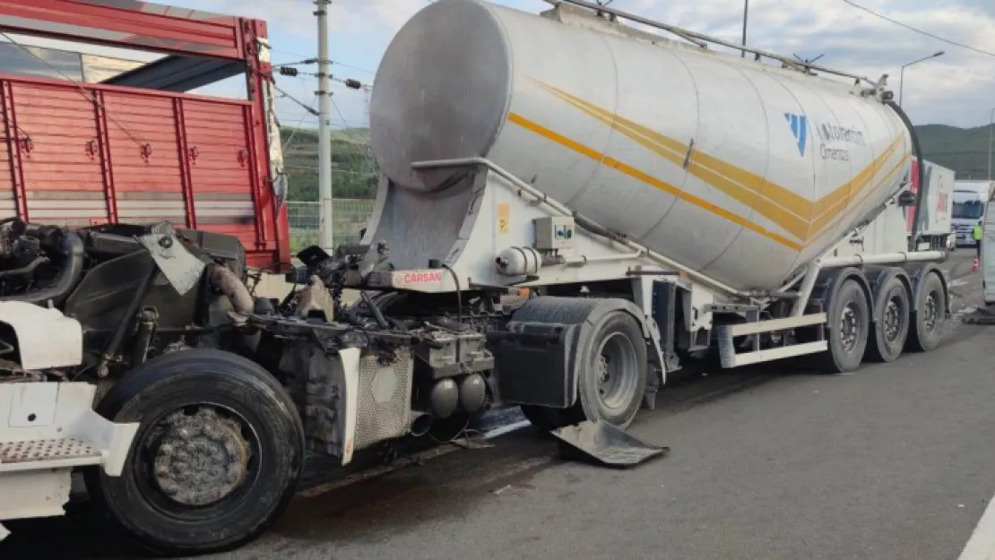 Kamyona çarpan tırın kupası ve motoru koparak yola savruldu