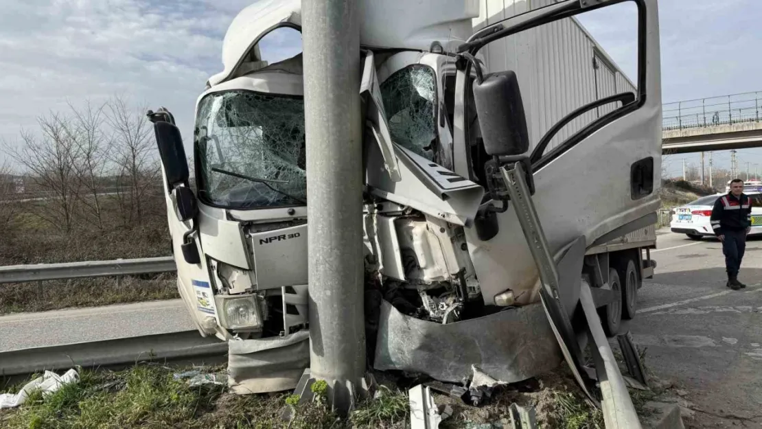 Kamyonet yön tabelasına ok gibi saplandı: 1'i ağır, 2 yaralı