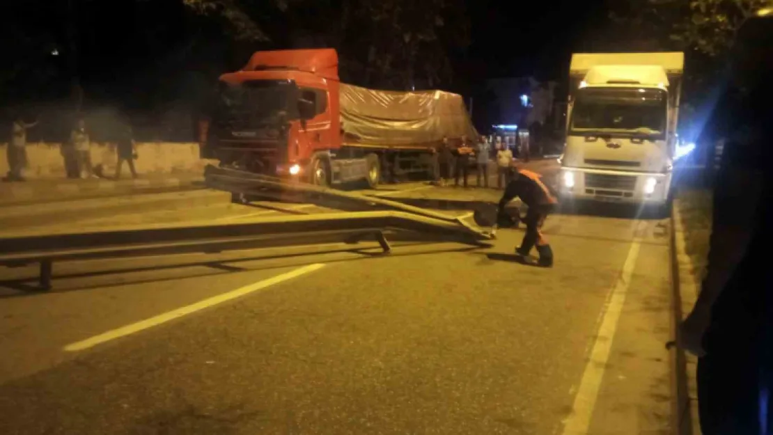 Sakarya D-650'de tırın çarptığı bariyer yola savruldu, trafik durdu
