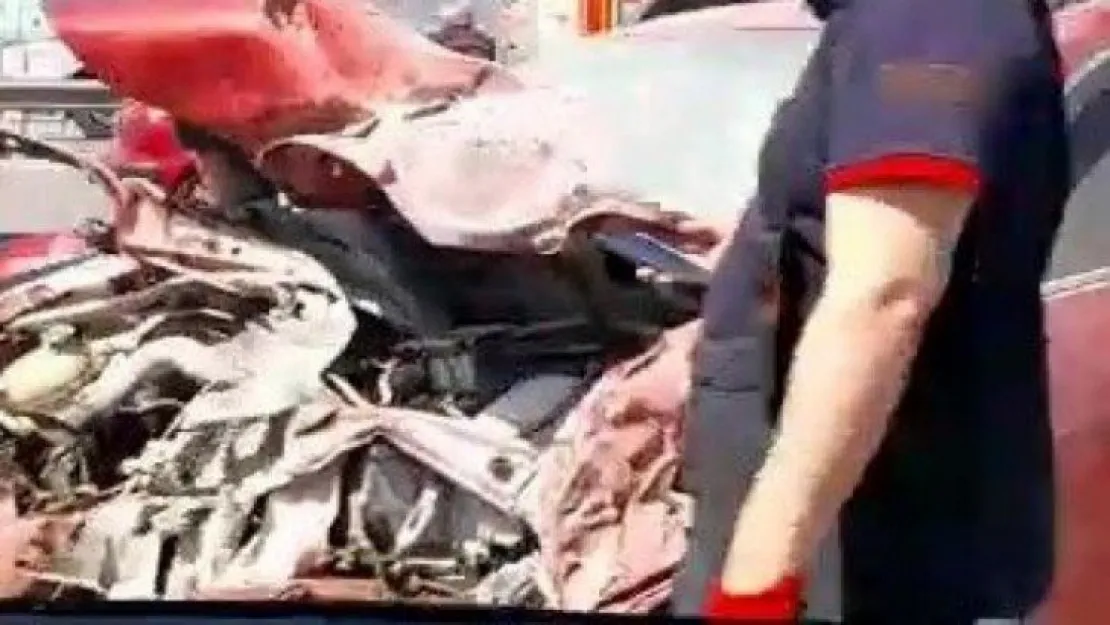 D100'de bariyerlere çarpan otomobil hurdaya döndü: 5 yaralı