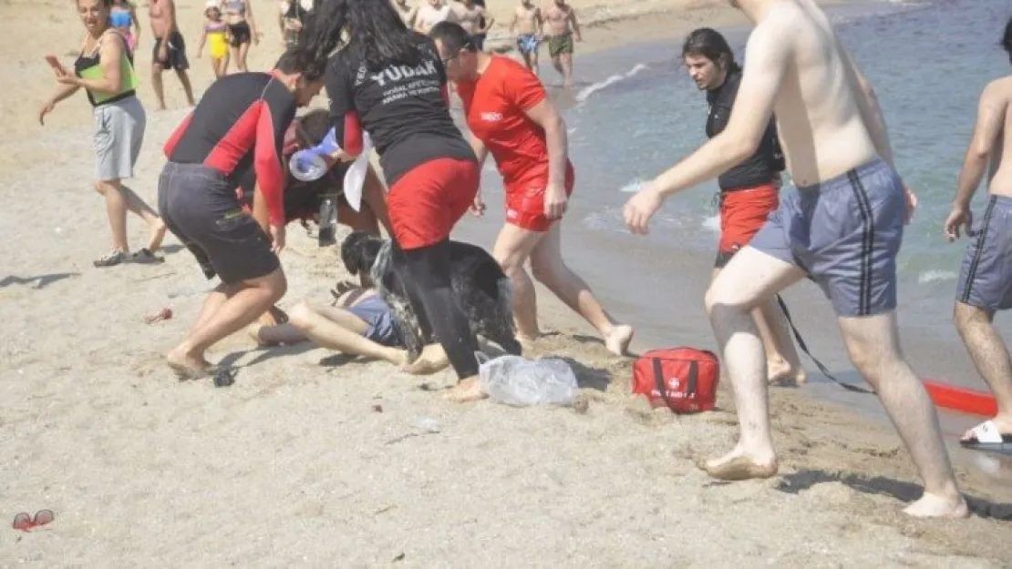 Dalgalı denizde dalgalara kapılan vatandaşları boğulmaktan böyle kurtardılar