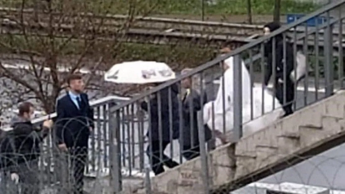 Damat gelini üst geçitten aldı!