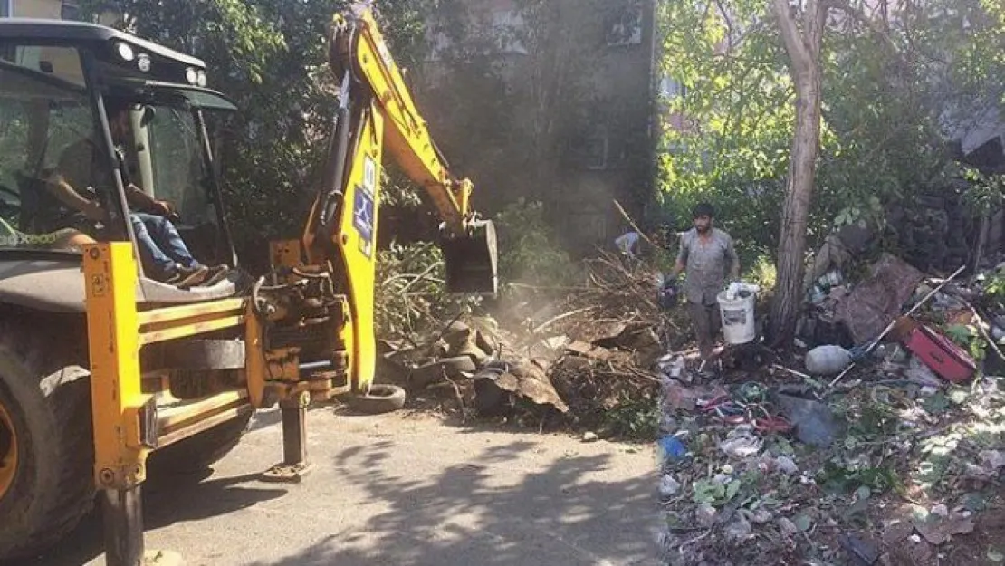 Darıca'daki evden 7 kamyon çöp çıktı