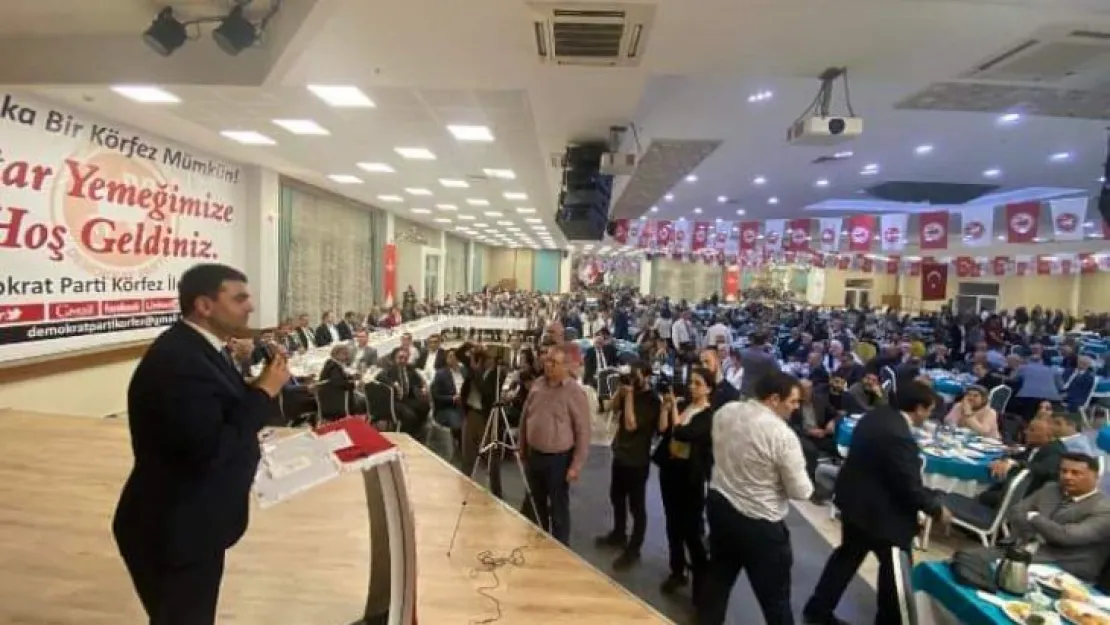 Demokrat Parti'nden kalabalık iftar