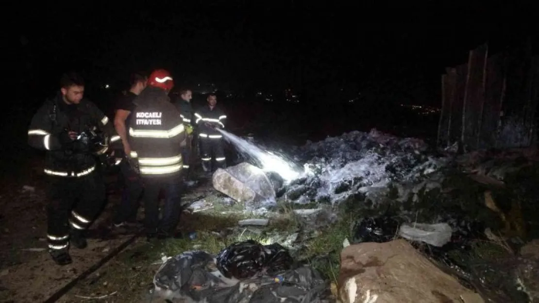 Çıkan yangında hurda malzemeler küle döndü