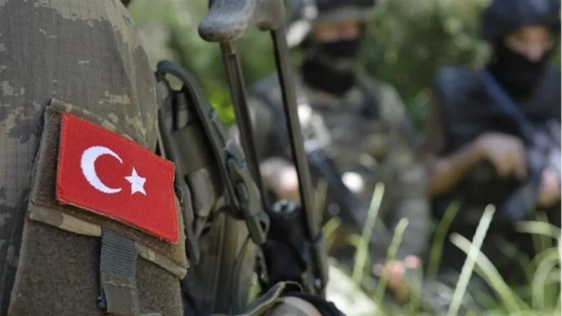 Depremde üç asker şehit oldu