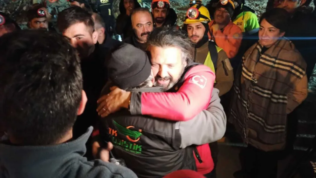 Depremden 261 saat sonra enkazdan ekipleri alkışlayarak çıktı