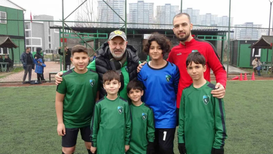 Depremin yaralarını futbolla sarıyorlar