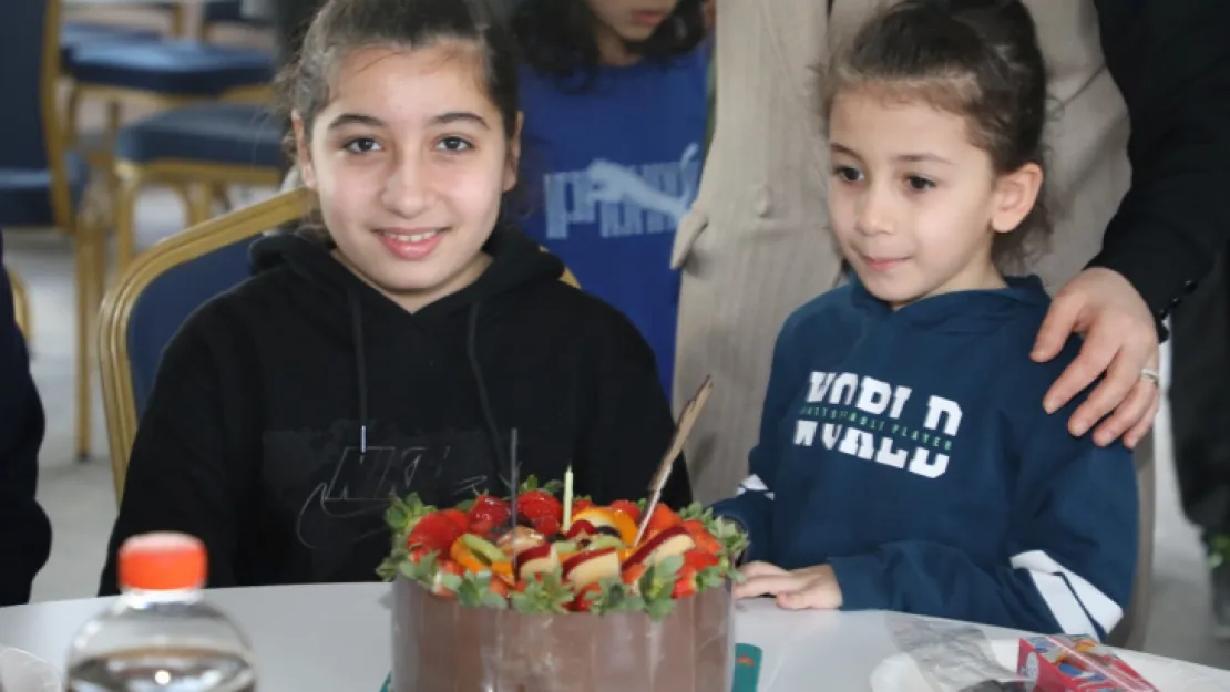 Depremzede Yaren'e doğum günü sürprizi