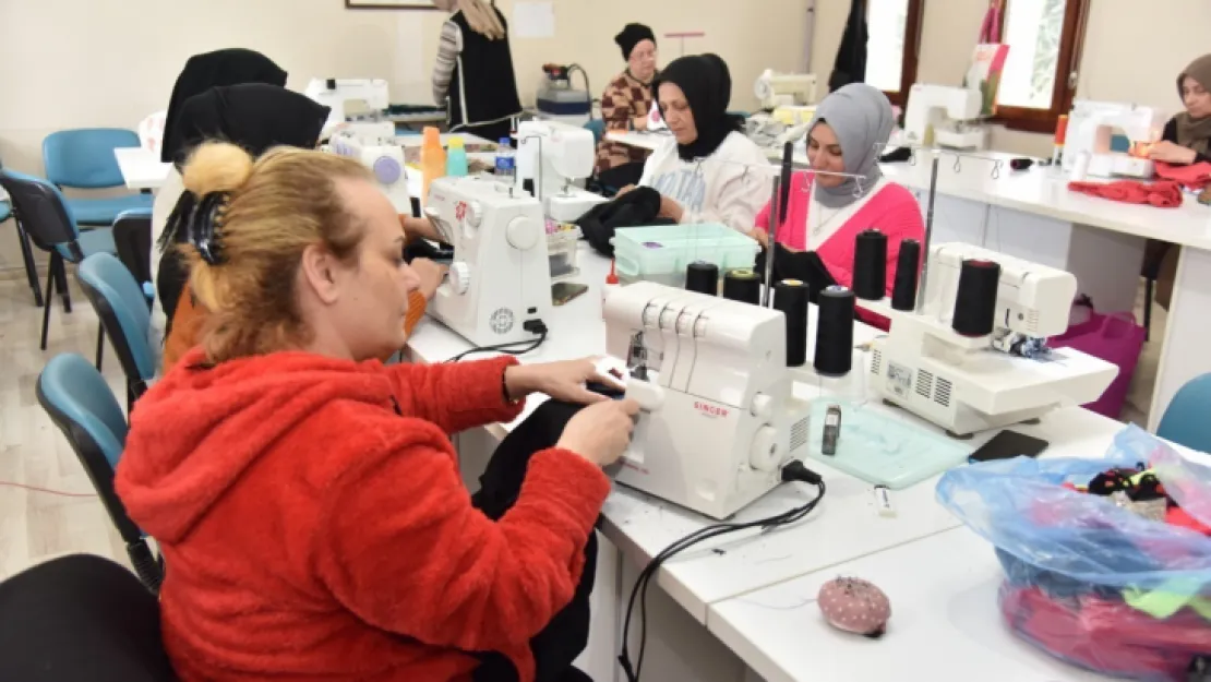 Depremzedelerin üşümemesi için kıyafet dikiyorlar