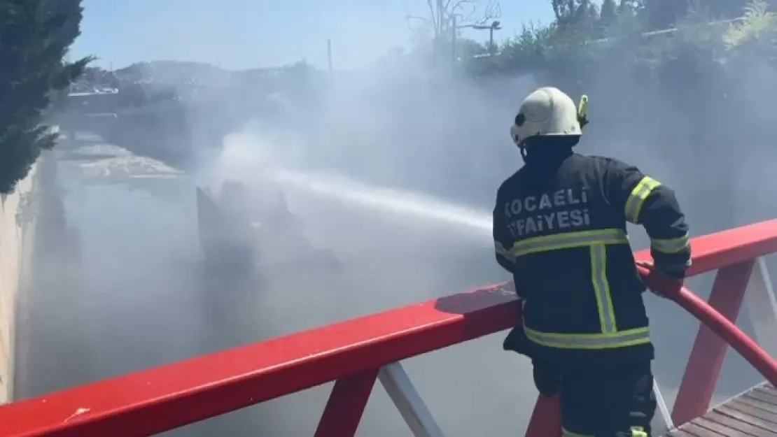 Dere yatağındaki kepçe alev alev yandı