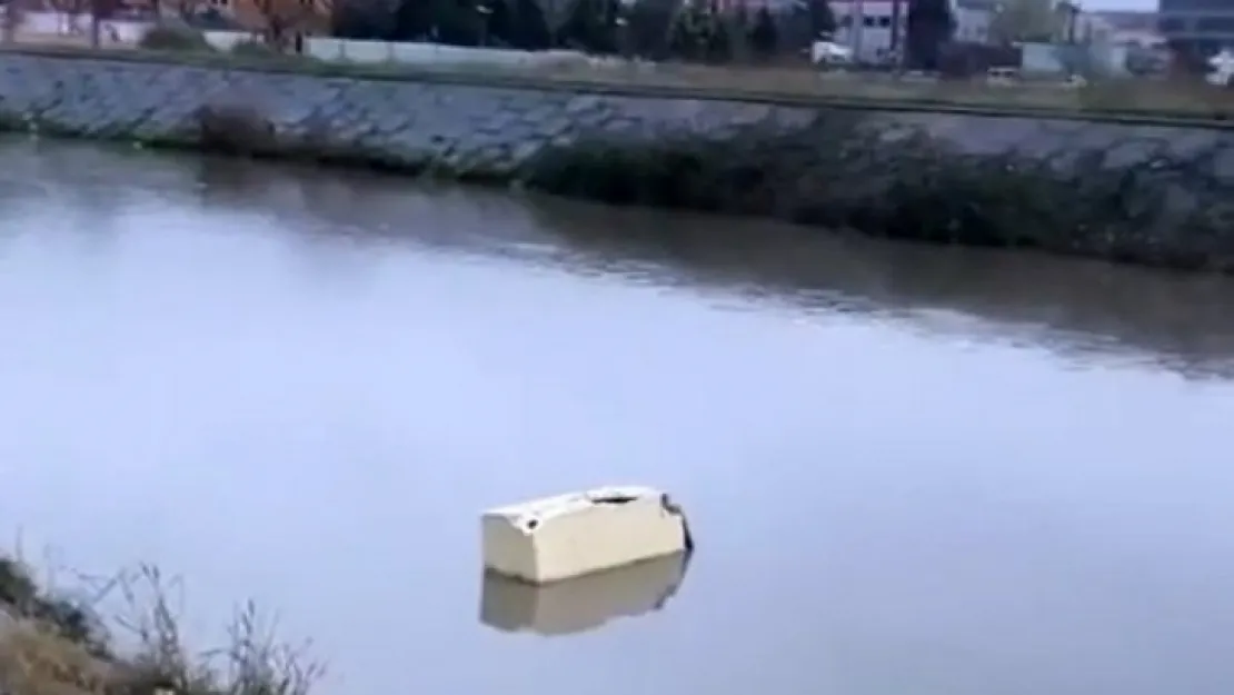 Dereye atılan buzdolabı görenleri şaşkına çevirdi