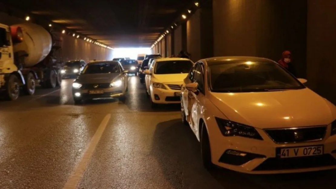 Derince'de 6 araç birbirine girdi   