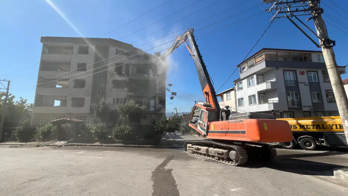Derince'de ağır hasarlı binaya ilk kepçe vuruldu