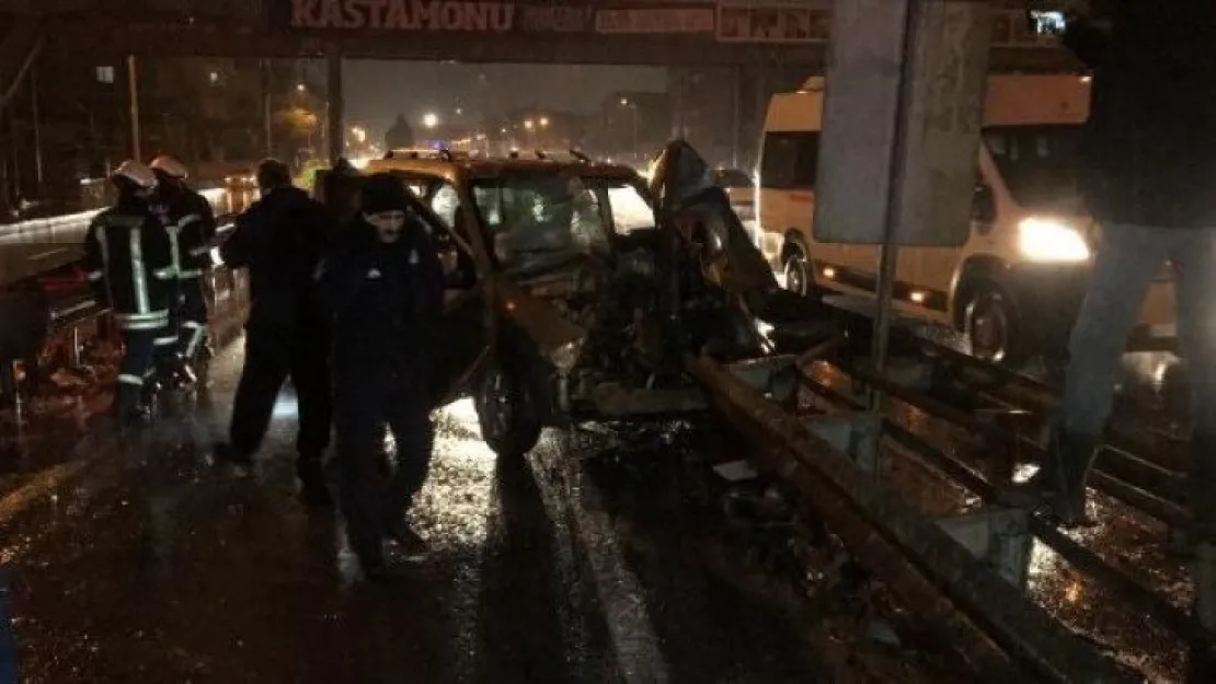 Derince'de araç bariyerlere çarptı: 1 ağır yaralı!