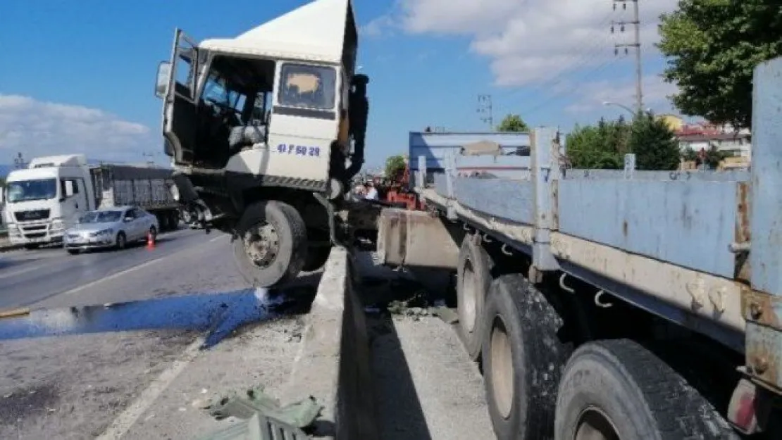 Derince'de bir TIR beton bariyerlere saplandı!