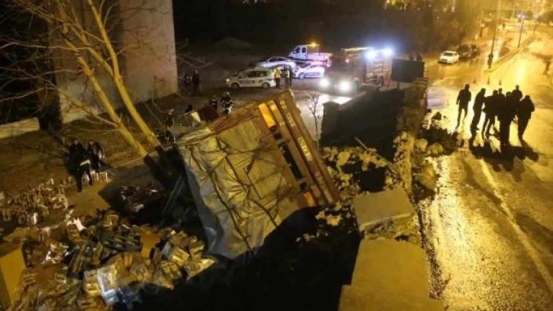 Derince'de duvara çarpan kamyon devrildi!