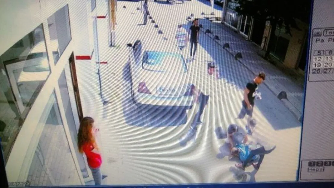 Derince'de ters yönde giden araç motosiklet sürücüsüne çarptı!