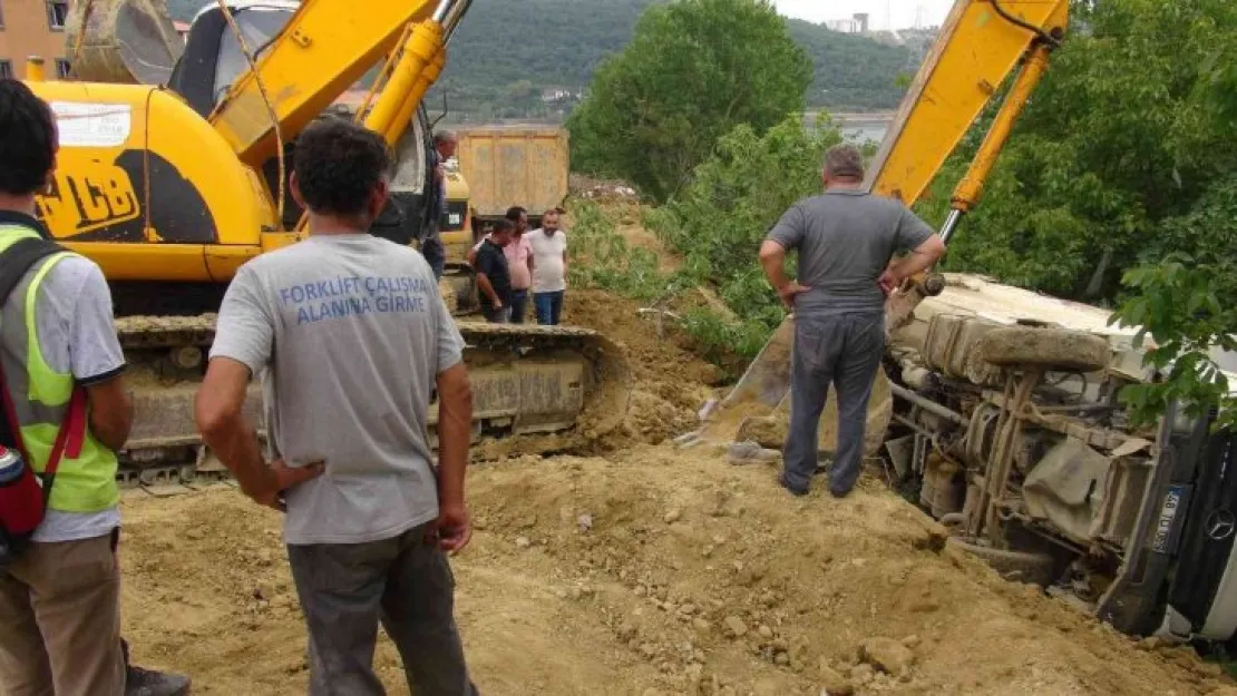 Devrilen kamyondan atlarken altında kaldı