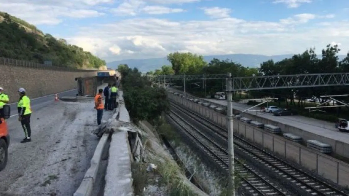 Devrilen mıcır yüklü kamyon hem D-100'ü hem tren yolunu kapattı!