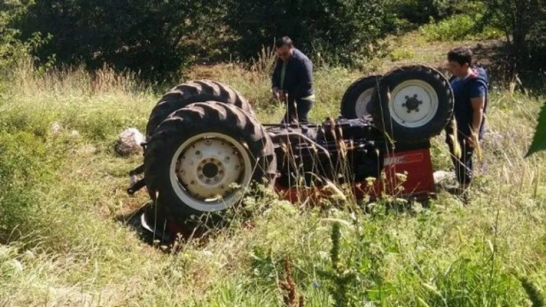 Devrilen traktörün altında kaldı!