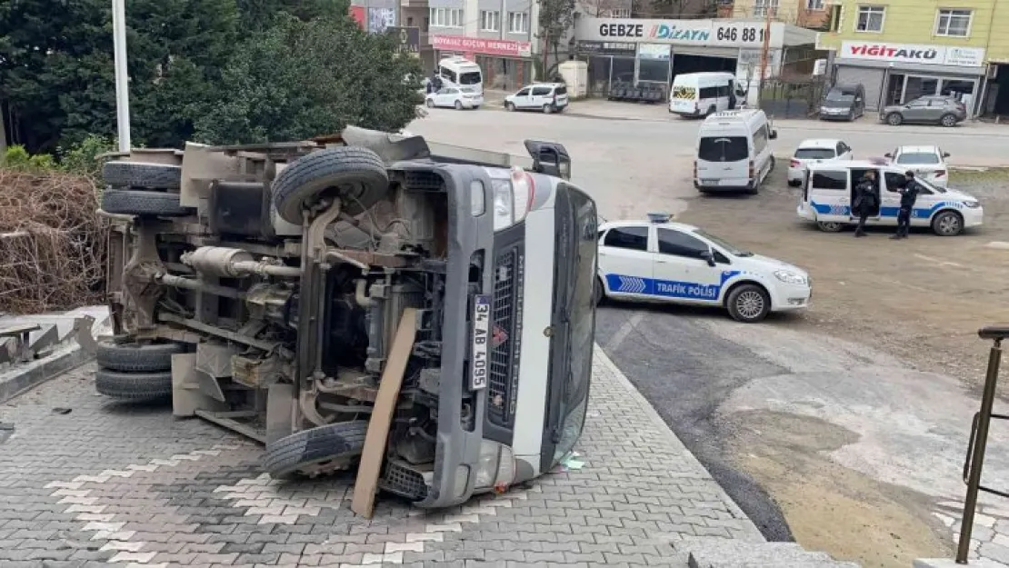 Dik yokuştan geri geri inmeye çalışan kamyonet devrildi