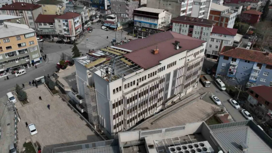 Dilovası'nda belediye binası yıkılıyor